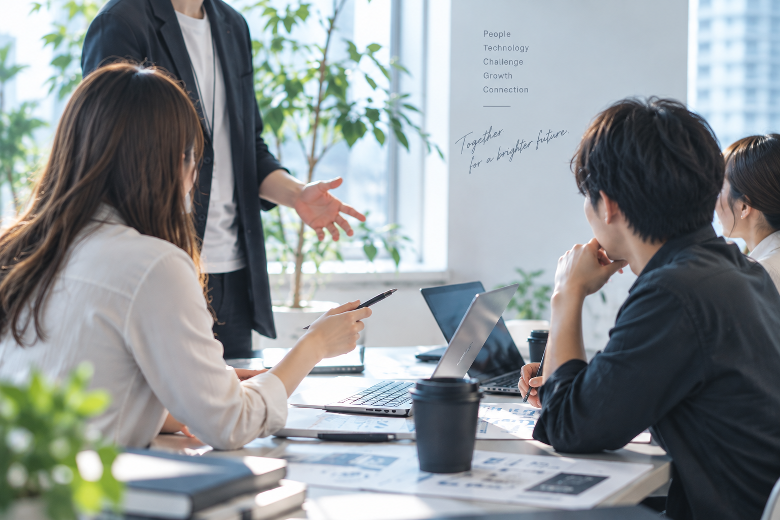 メンバーが話し合っている様子